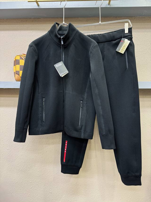 套装prada 普拉达 2025秋季新款休闲套装，细节精致高级，高级感满满。定制高端面料，上身挺括有型，舒适不紧绷。干净利落的剪裁都市风十足，穿上心情就好，高端