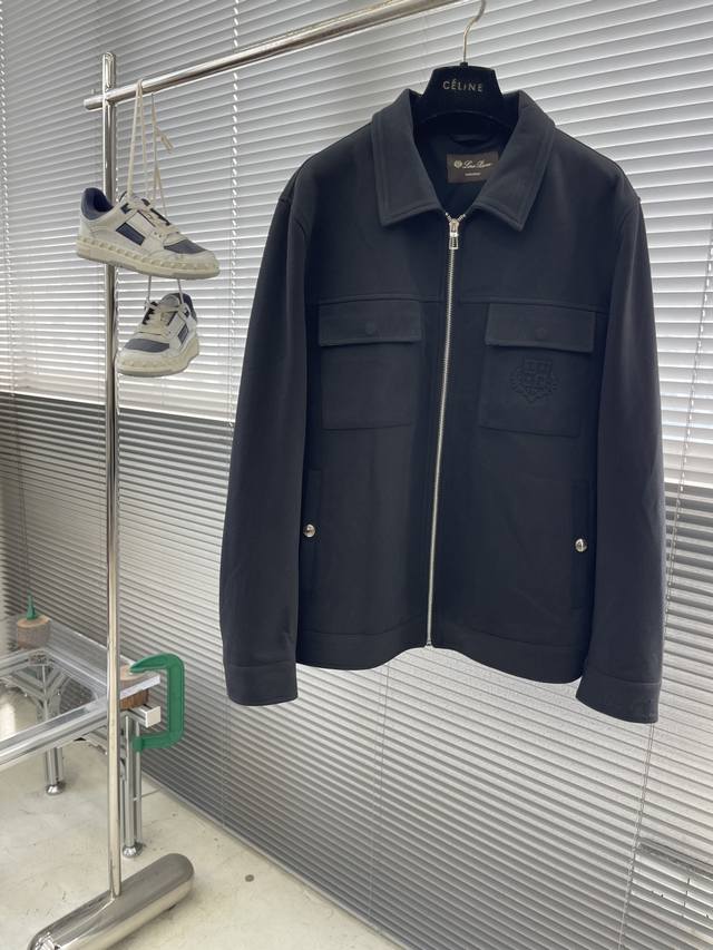 Loro piana 25Fw新款Lp老钱风翻领标识拉链夹克外套 客订面料或选用高端羊绒 若为羊绒面料 ，原料取自蒙古高原等优质产区的山羊腹部等精细部位；也可能