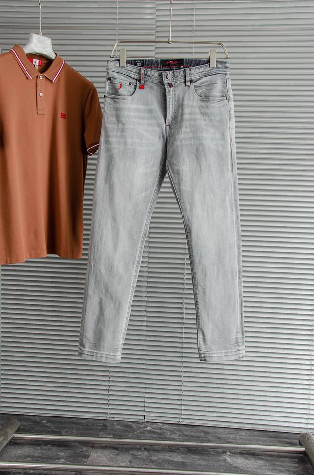 New# Kit# On 男士时装款商务休闲丹宁牛仔裤最新出品，巴黎秀场演绎款！！ 高端奢华且非常牛掰的一款丹宁裤装，前插袋饰有当季品牌刺绣体标识，颇具艺术性，