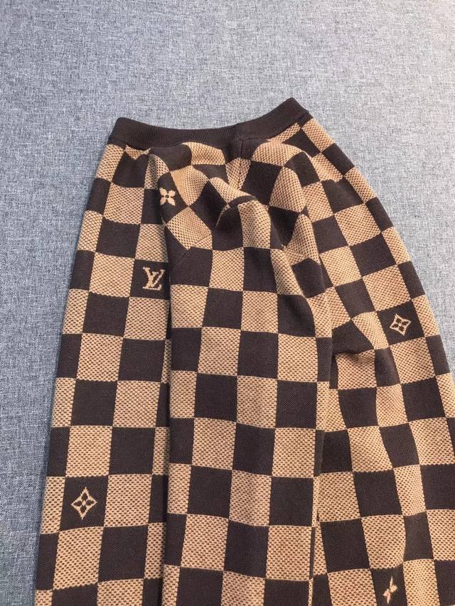 新品 -V登家族男士高端纯羊毛针织衫 圆领毛衣，香港洋行渠道货，重磅高端臻品，又一枚高奢品鉴白金级单品，经典王牌单品，品相纯正！ 极符合V登家族美学基调的一款毛