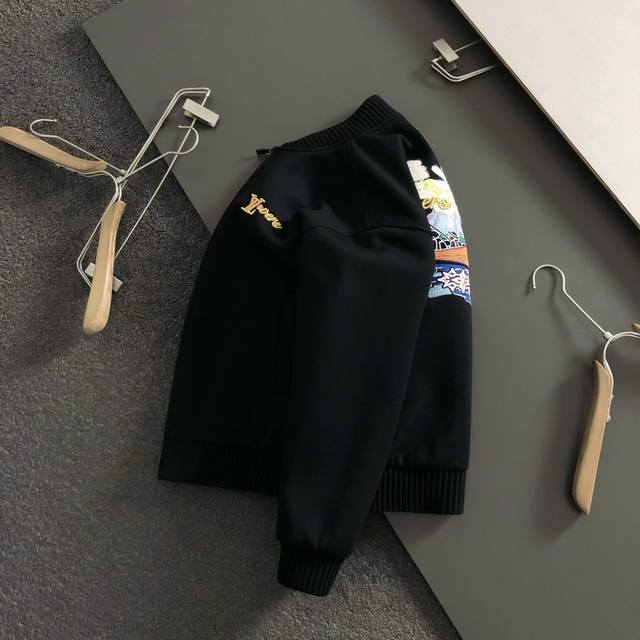 L牌*薄棉版型M-Xxxl 2025秋冬潮牌薄棉夹克，以金线刺绣点缀为主调，巧妙融入后幅多工艺融合贴布绣元素，打破传统外套的单调感，彰显个性与不羁。立体剪裁贴合