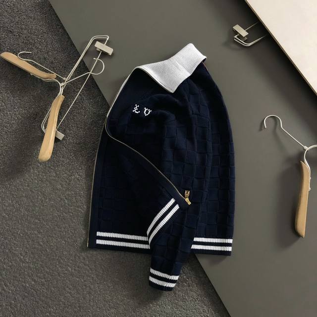 L牌*微宽版型S-Xl 28号出货 2025秋冬潮牌拉链羊毛衫，以经典棋盘格元素点缀为主调，巧妙融入金属铁牌真皮Logo元素，打破传统羊毛衫的单调感，彰显个性与