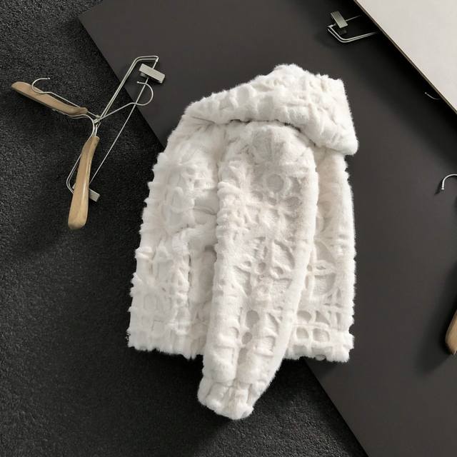 L牌*微宽版型M-Xxxl 2025秋冬潮牌水貂绒开衫，以老花点缀为主调，巧妙融入拉链连帽元素，打破传统水貂绒的单调感，彰显个性与不羁。立体剪裁贴合身形，设计利