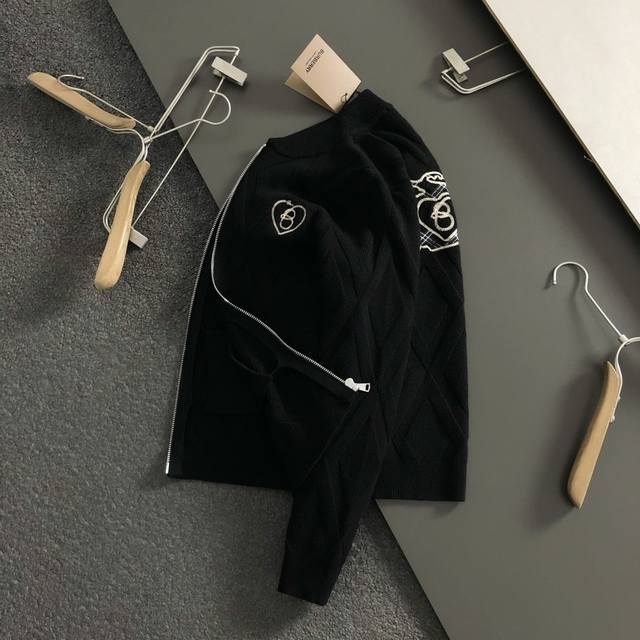 Bbr*微宽版型M-Xxxl 2025秋冬潮牌羊毛针织开衫，以爱心骑士刺绣撞色点缀为主调，巧妙融入暗纹拉链元素，打破传统针织衫的单调感，彰显个性与不羁。立体剪裁