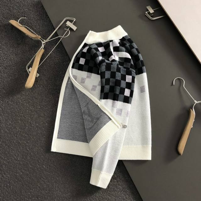 Fend*微宽版型M-Xxxl 2025秋冬潮牌针织开衫，以黑白灰棋盘格撞色提花点缀为主调，巧妙融入字母拉链元素，打破传统针织衫的单调感，彰显个性与不羁。立体剪