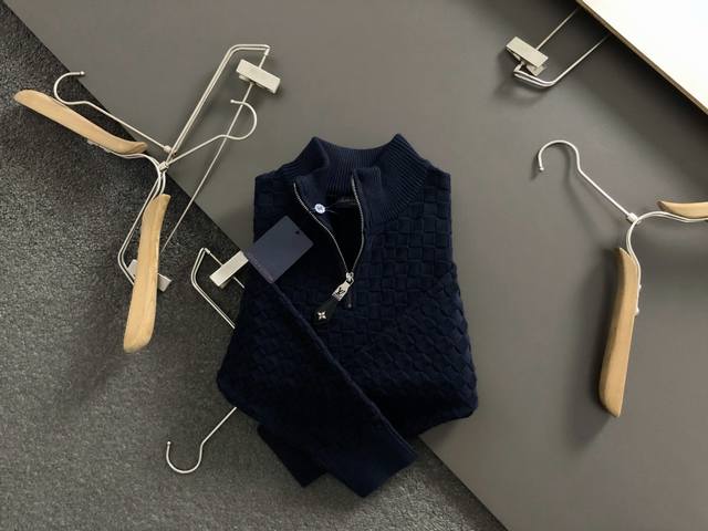 L牌*微宽版型S-Xl 2025秋冬潮牌拉链羊毛衫，以经典棋盘格元素点缀为主调，巧妙融入金属铁牌真皮Logo元素，打破传统羊毛衫的单调感，彰显个性与不羁。立体剪