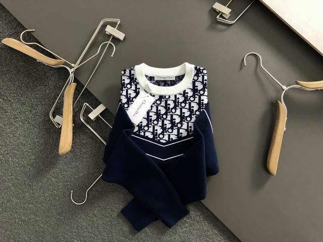 Dir*合身版型M-Xxxl 2025秋冬潮牌羊毛衫，以蓝白字母提花点缀为主调，巧妙融入撞色字母元素，后幅满幅排列提花打破传统羊毛衫的单调感，彰显个性与不羁。立