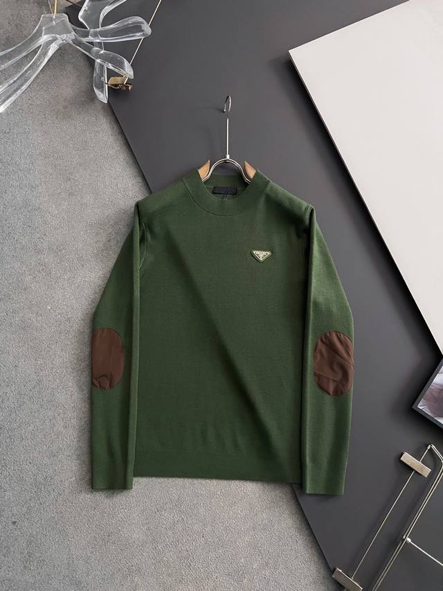prad*科技灰25最新款3羊毛高密打底衫，天丝羊毛贴身亲肤触感一点也不会扎身，袖中口补丁修饰，中领高螺纹设计此款毛衣甄选客供进口针织羊毛材质！纯色低奢版型永不