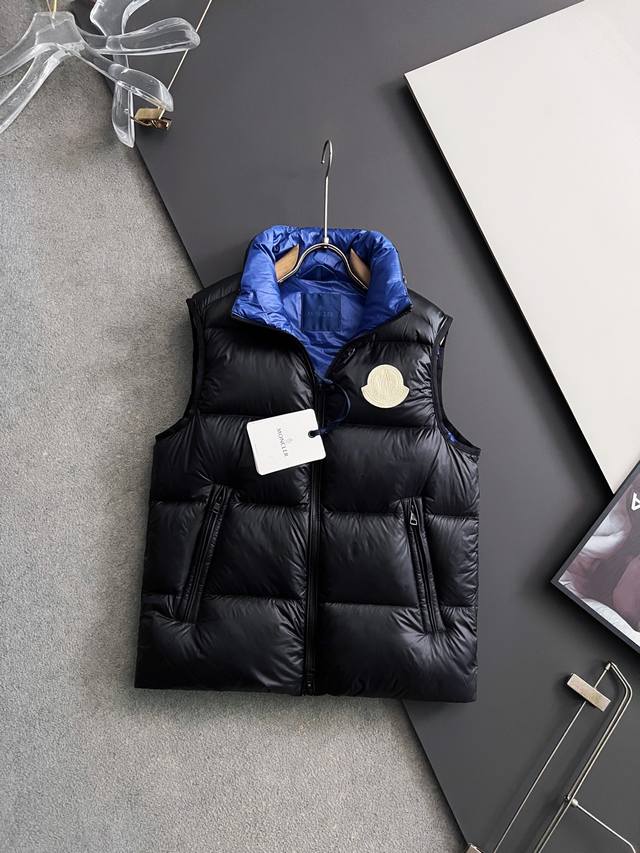 Mon*鹅绒马甲* 2025秋冬新款羽绒服 原版经典男士外套 全进口原版定制欢迎专柜对比，面料质感高档细腻，版型完美，里面采用品牌经典的复古格纹，袖子工装口袋设