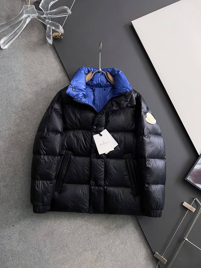 Mon*鹅绒* 2025秋冬新款羽绒服 原版经典男士外套 全进口原版定制欢迎专柜对比，面料质感高档细腻，版型完美，里面采用品牌经典的复古格纹，袖子工装口袋设计，