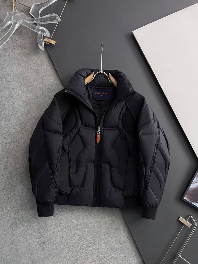 爆爆爆1V 鹅绒 黑武士机械感高端设计 官网款2025秋冬新款羽绒服。这款号称羽绒服届最高端的，全部50绒的三标齐全带着经典的Logo组合搭配，第一眼看到就是满