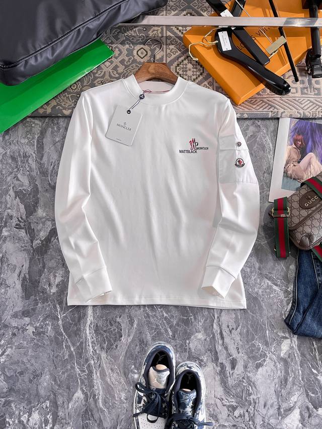 Moncler 25Ss秋季 新品 新款贸易订单圆领长袖打底衫！长袖T恤网红款！上身舒适透气，不僵硬，整体有着丰富的立体感，品质出口订单，满足通勤人们对于着装的