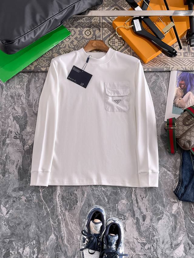 prada 25Ss秋季 新品 新款贸易订单圆领长袖打底衫！长袖T恤网红款！上身舒适透气，不僵硬，整体有着丰富的立体感，品质出口订单，满足通勤人们对于着装的简约