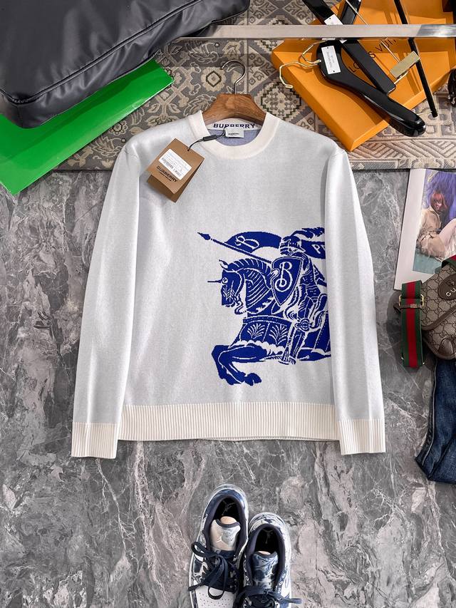 巴宝莉圆领毛衣，采用羊毛混纺纱线，保暖性佳，蓬松柔软，加倍呵护肌肤，给你轻如无物的穿着感体验。高品质天然纤维，保障高品质生活。整件采用净色单面工艺，合体留有松量