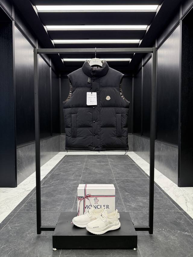 Moncler Verone 多变造型 男士双面短款羽绒夹克外套.可双面外套 可双面马甲 一件衣服四种穿搭.