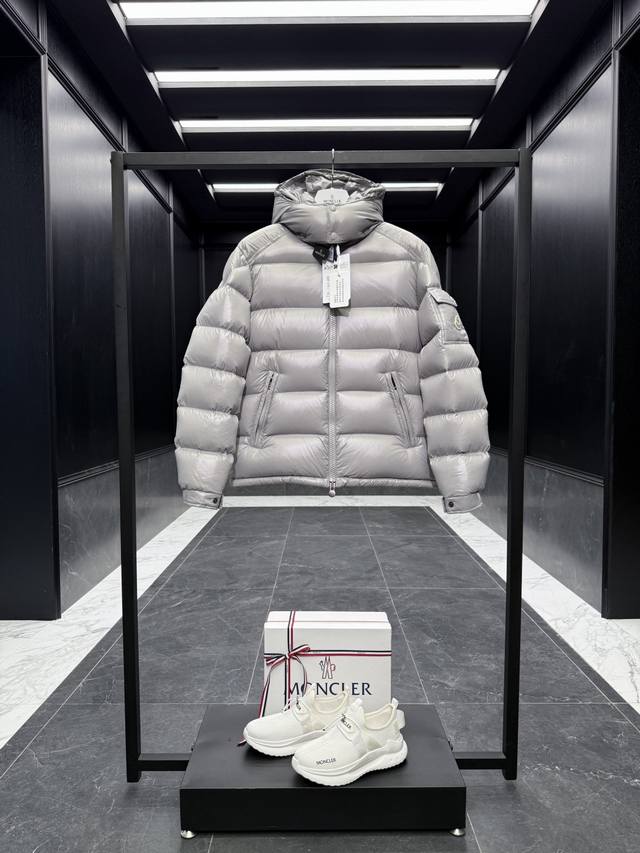 特级羽绒Moncler Maya经典短款羽绒服夹克外套. 限定灰色，市面唯一对版颜色，特级鹅绒填充. 这个色上身去试穿吧,我保证你脱不下来,太高级了. 原厂替换