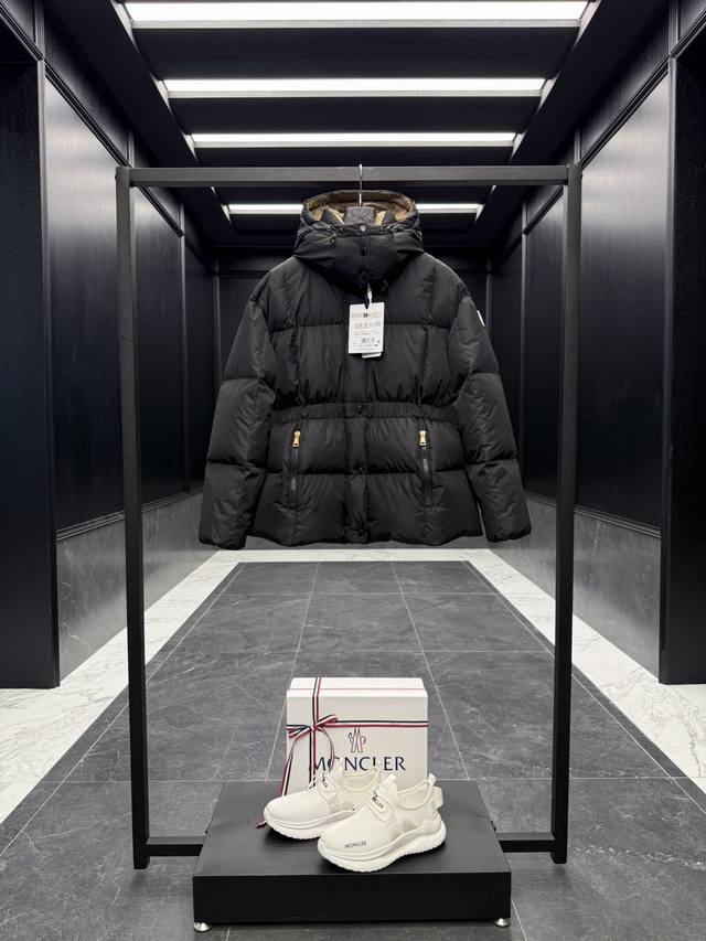 特级羽绒Moncler Agneux 收腰黑金 女士方形绗缝连帽短款羽绒夹克外套.全网随意对比.排单发货.小码先出. 原版购入开发.五金无数次打版.市面看图打版