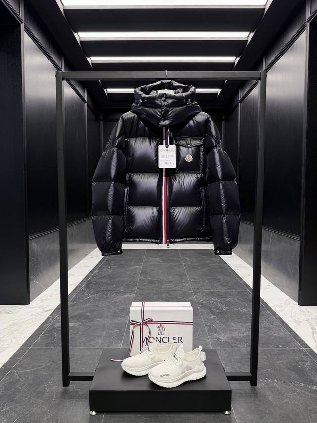特级羽绒Moncler Montbeliard 渠道臻品.贸易公司订单 短款男士羽绒服夹克外套.连帽可脱卸,可变立领夹克. 这款Montbeliard男士短款羽