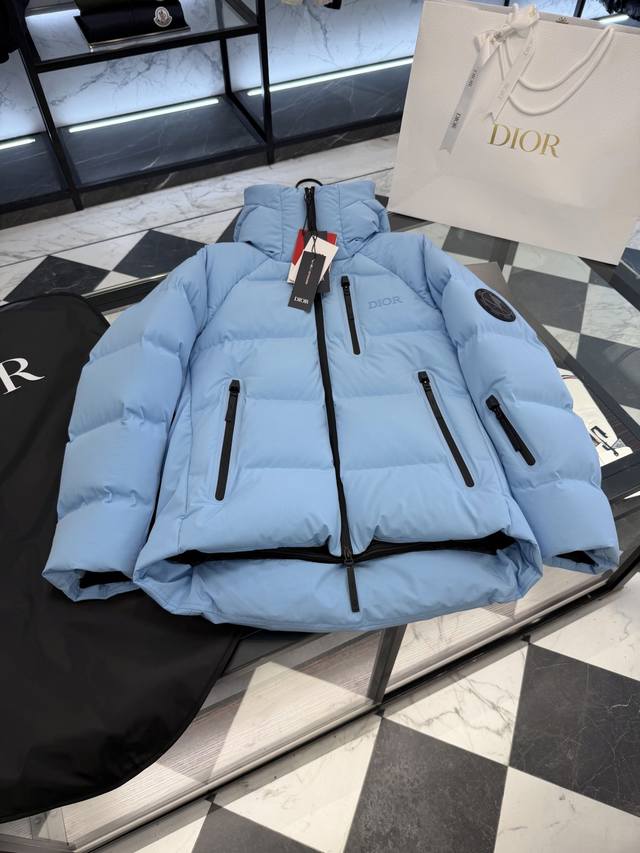 Dior迪奥 ×迪桑特 Descente限定Ski系列纯色连帽Logo标贴防水滑雪系列羽绒外套.更多细节实拍.