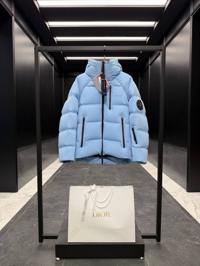 特级羽绒Dior迪奥 X 迪桑特 Descente限定Ski系列纯色连帽Logo标贴防水滑雪系列羽绒外套.原版购入开发. Dior And Descente 是