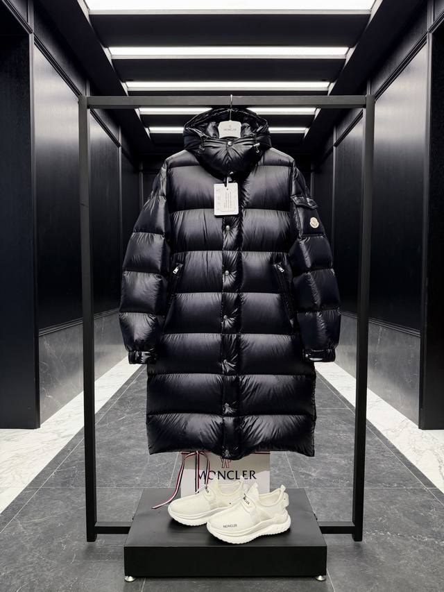 特级王牌Moncler Hanoverian 亮面 长款男士羽绒服夹克外套.2025最新特级修正版本.原厂替换面料原厂配套五金. 这款Hanoverian男士长
