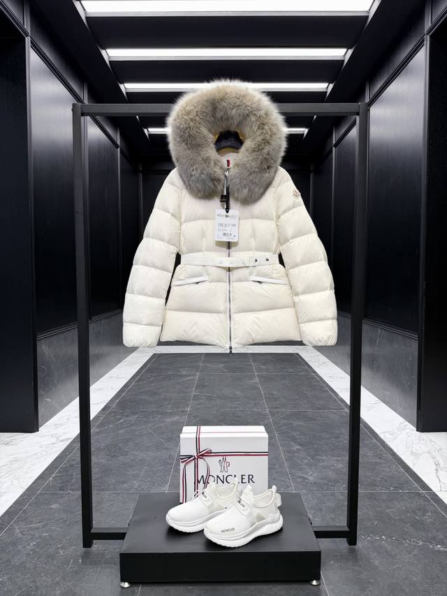 特级羽绒Moncler Boed女士短款羽绒服夹克外套 Boed女士羽绒夹克采用Longue Saison面料制成，点缀皮毛饰边，提供温暖呵护。 芬兰进口狐狸毛