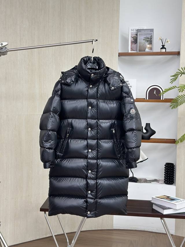 尺码1 2 3 4 5 Moncler 蒙口 23Fw 手臂徽标玛雅长款羽绒服 -广检真80绒，附带Nfc芯片可扫码 该款羽绒服采用标志性的闪亮漆面尼龙面料制成