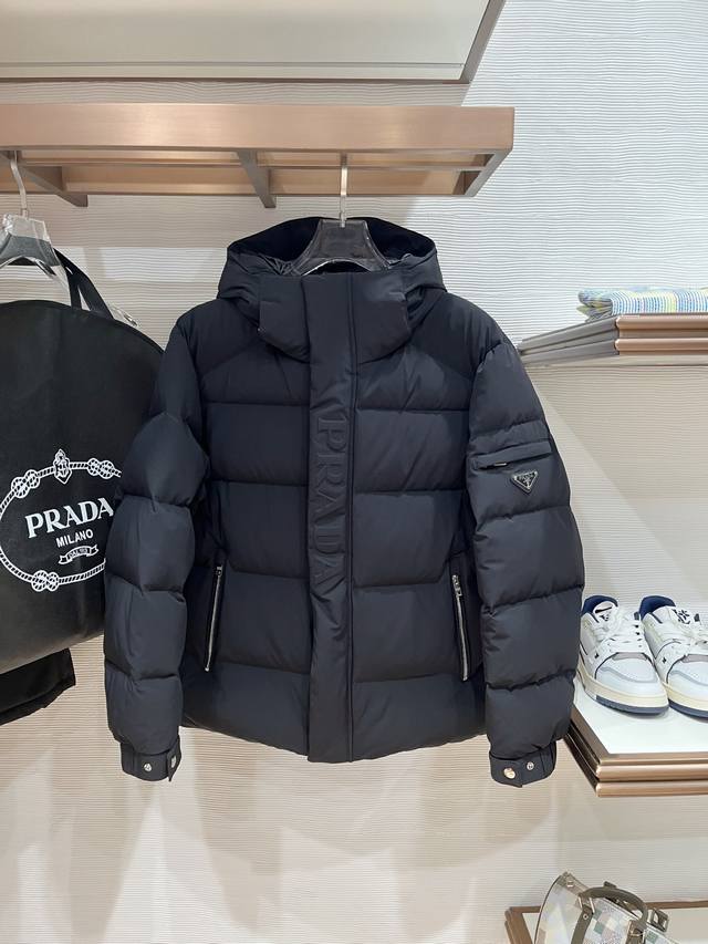 出货 普拉达 95绒 羽绒服2025最新款时尚设计师款羽绒外套.处处细节显工艺足够的高级 结构性剪裁的设计改变来展现男士多样的形象变化，修身利落、剪裁合体，满足