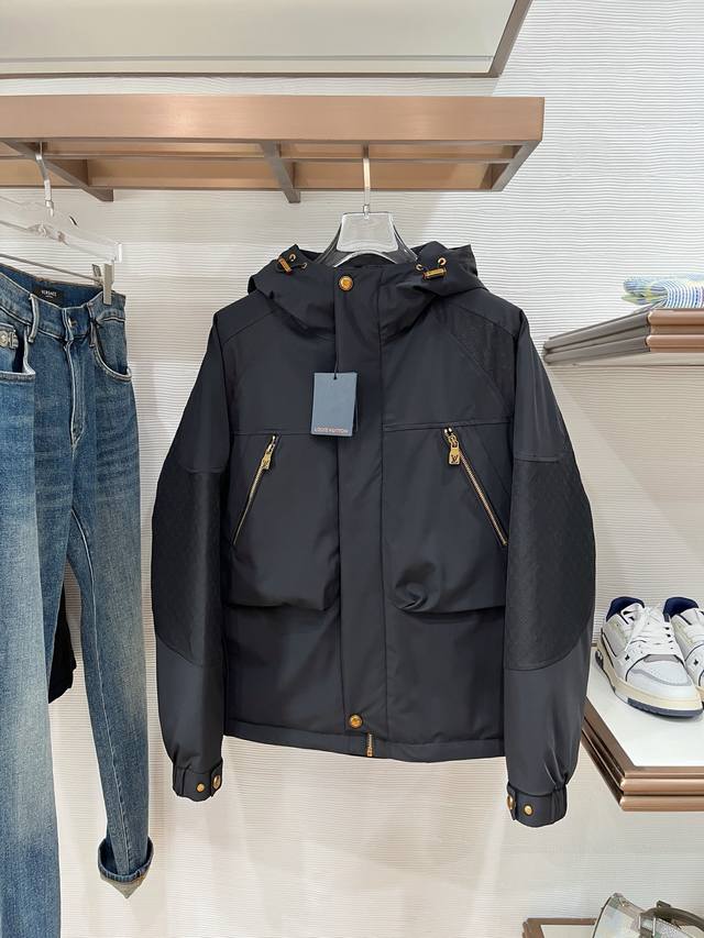 Lv家 2025秋冬新款原版1:1订制五金配件全进口原版定制 欢迎专柜对比 绝对的高品质 采用顶级95白鸭绒 超柔软 充羽量蓬松饱满 超级重工 面料做工杠杠的版