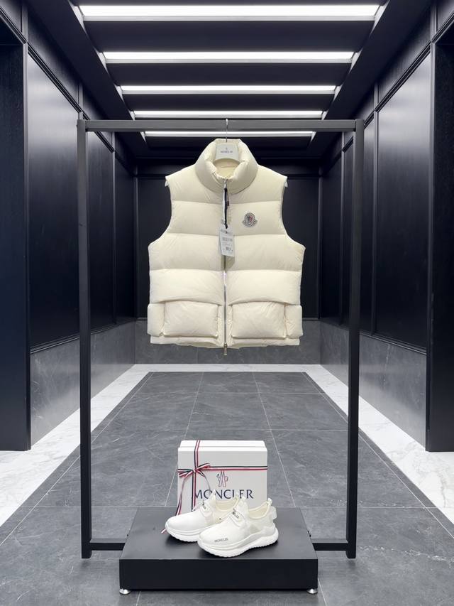 特级羽绒Moncler X Christopher Raxxy 明星同款 男女款3D绗缝拉链羽绒马甲. 出厂标配全套柜台礼盒包装.升级原版磁吸礼盒. 这款羽绒是