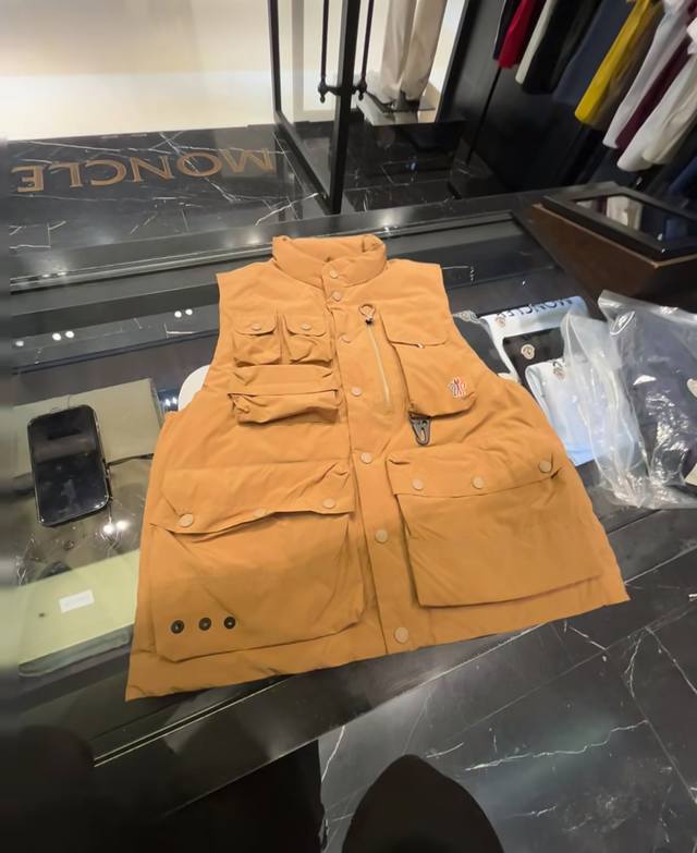 Moncler Grenoble Tongass高端黑标系列羽绒马甲.柜台实拍展示.