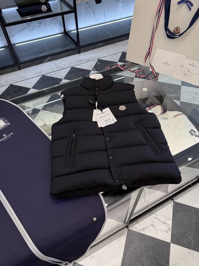 Moncler 全新哑光Tibb马甲,经典羽绒服马甲.鹅绒填充.条码款号齐全对应官网一致.吊牌内置Nfc电子感应防伪.支持多重防伪验证.更多细节实拍.情侣款.男