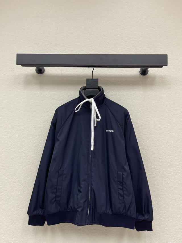 25秋冬新款抓绒拉链抽绳外套。深蓝配灰色翻领，简约又实用！轻质羽绒填充，保暖力满分，外层防风防水，正面拉链+白色拉绳，细节感拉满，袖口和下摆松紧设计，穿着更舒适