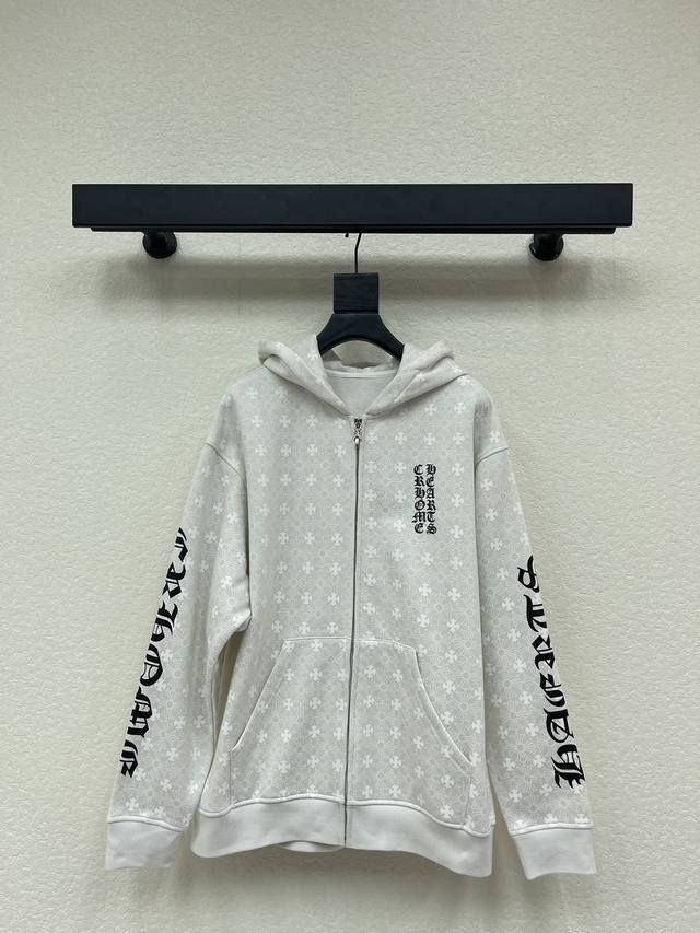 克罗心满印花拉链连帽外套。满印暗纹+袖部梵文刺绣，低调又有辨识度。面料柔软舒适，拉链设计方便穿脱，连帽休闲感满分，宽松版型适合各种身材。Sml Aa.