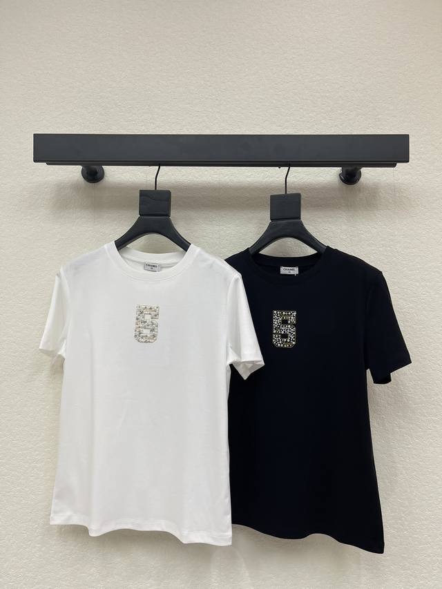 Chane*26早春新款精致订钻短袖T恤 高订面料 亲肤透气舒适 标志性字母图案低调奢华 减龄少女时代！白富美必备神器！ 经典版型百搭不挑人 强烈推荐自留款！