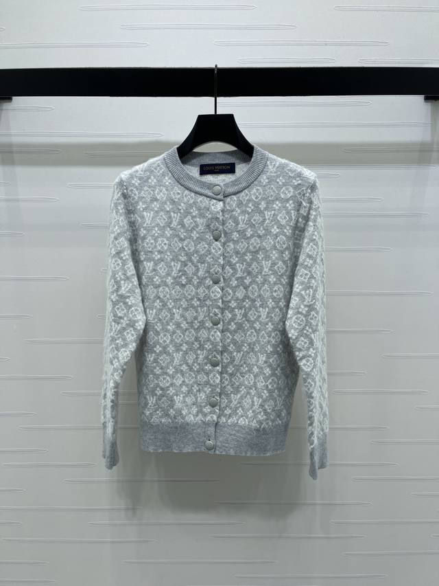 上新原单高端品质Louis Vui*Ton 2025秋冬最新系列！提花针织开衫！定制进口羊毛针织材质 舒适透气 通体标志性字母提花分布搭配开襟圆扣调节设计 彰显