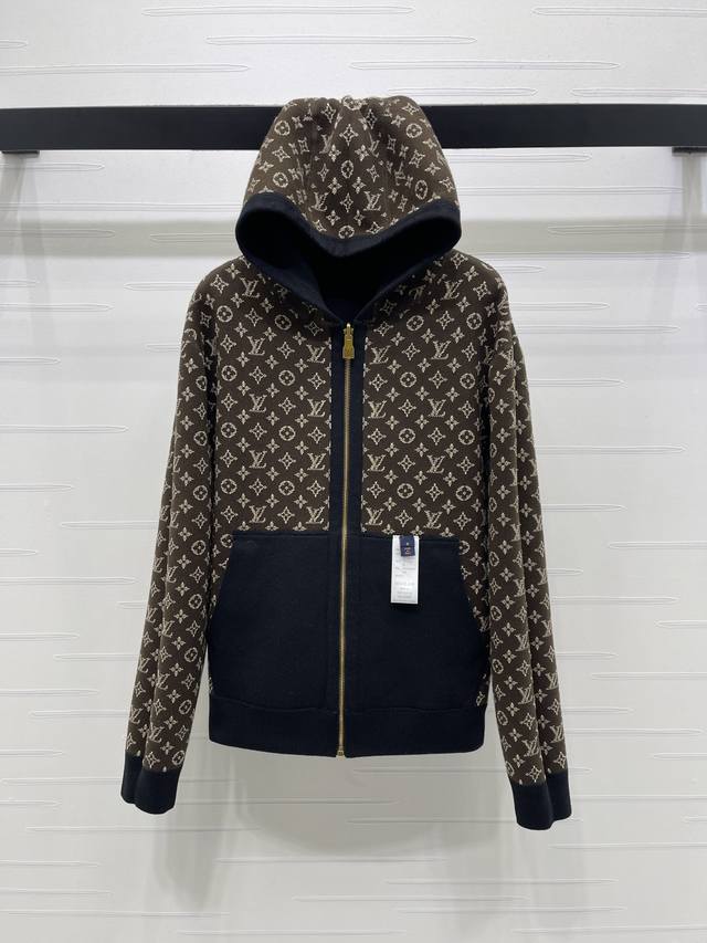 上新原单高端品质Louis Vui*Ton 2025早秋最新系列！同步连帽两面穿针织外套外套！胶囊系列 藤校风拉链连帽卫衣，深蓝纯棉材质，柔软舒适，两面穿设计