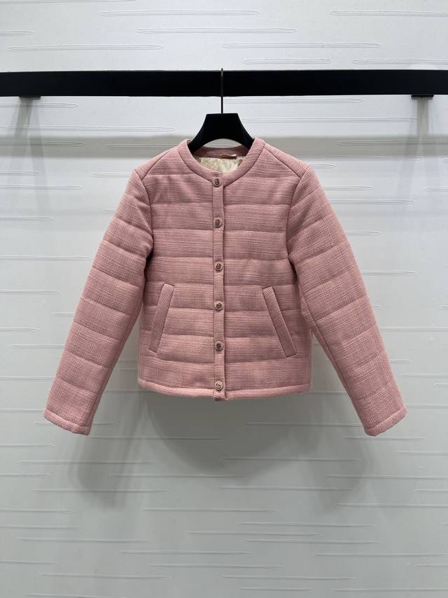 上新原单高端品质Gucc* 2025秋冬新款系列！经典造型棉服 一眼就爱上了，版型设计能很好的修饰颈部线条，上身气质立马提升，定制纽扣，版型上身巨好看，颜色超显