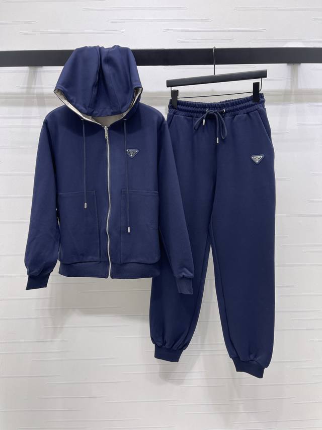 上新原单高端品质 prad* 2025秋冬最新系列！双面连帽拉链外套阔腿长裤的组合 外套pd字母贴标 内里尼龙冲锋夹克面料 外套双面可穿 休闲复古又时髦 简约的