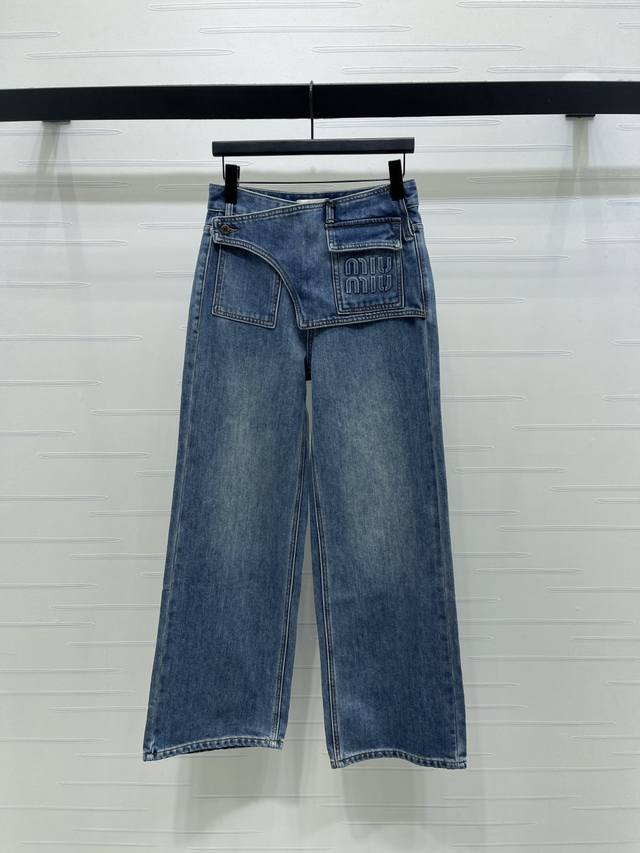 上新原单高端品质 Miumi*2025秋冬最新系列！假两件裙边牛仔长裤！定制进口斜纹棉牛仔材质 质感舒适 挺括有型 假两件叠穿设计 一片式遮挡造型 搭配对称口袋