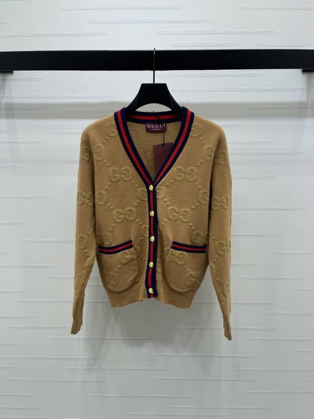 上新原单高端品质Gucc* 2025秋冬新款系列！提花暗纹V领长袖开衫！定制进口纱线织造 质感高级 挺括有型 V领针织长袖开衫剪裁 通体双G提花暗纹 配合撞色螺