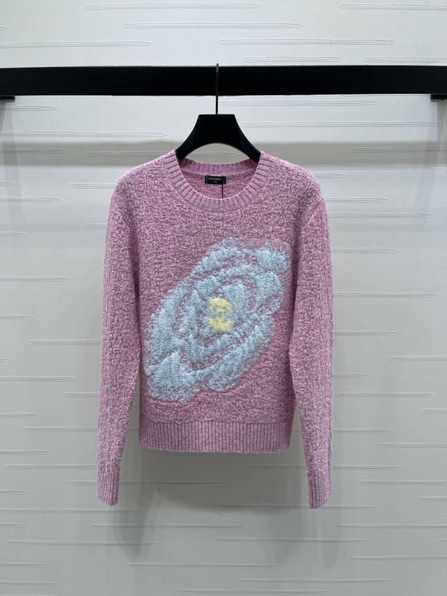 上新原单高端品质 Chane* 2025秋冬最新系列！山茶花圆领套头毛衣！定制羊毛纱线织造 舒适有型 质感十足 圆领长袖毛衣剪裁 领口袖口衣摆螺纹收边 防风御寒