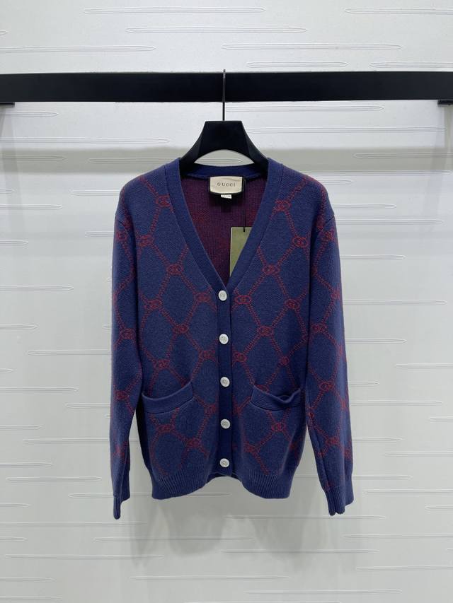 上新原单高端品质 Gucc*2025秋冬最新系列！菱格V领开衫！定制进口羊毛针织材质 柔软舒适 长袖开衫版型 拉长颈部线条的V领设计修饰脸型显脸小，增添露肤度的