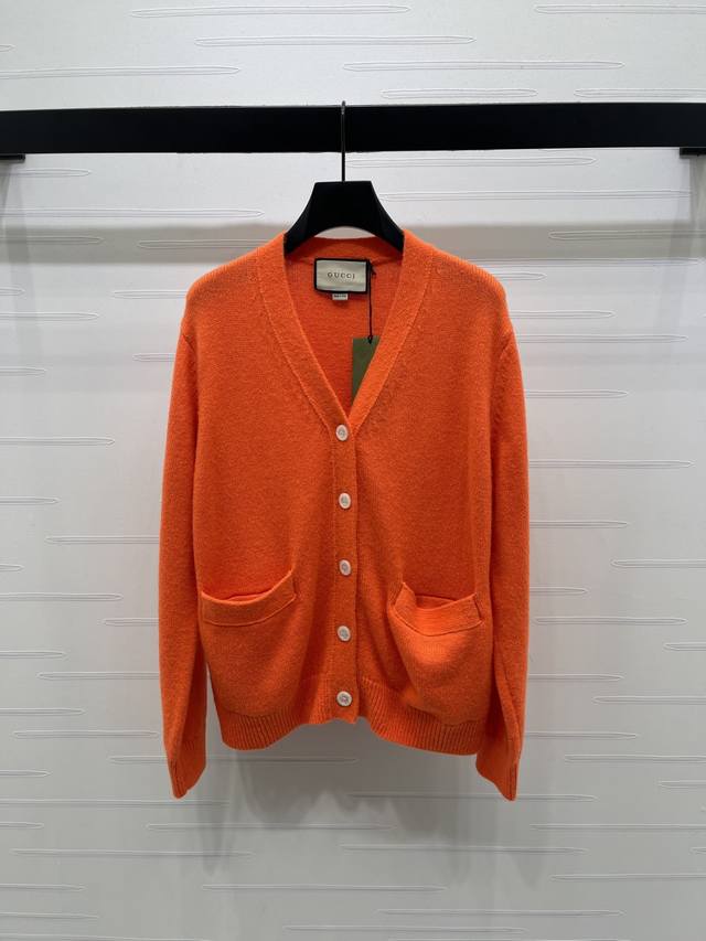上新原单高端品质 Gucc*2025秋冬最新系列！V领长袖开衫！定制进口羊毛针织材质 柔软舒适 V领长袖开衫剪裁 袖口和下摆罗纹收口，细节满分。亮橙色超显活力，