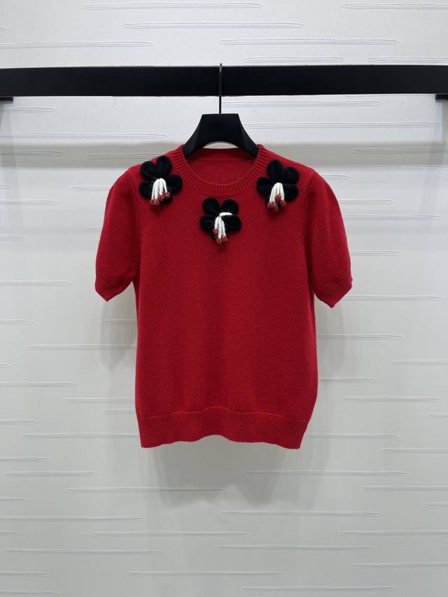 上新原单高端品质 Erdos*2025秋冬最新系列！花朵刺绣粗针织短袖！采用粗针织工艺，材质柔软有弹性，秋冬穿超舒服！黑色主色＋蓝色花朵刺绣，红白点缀，童趣满满