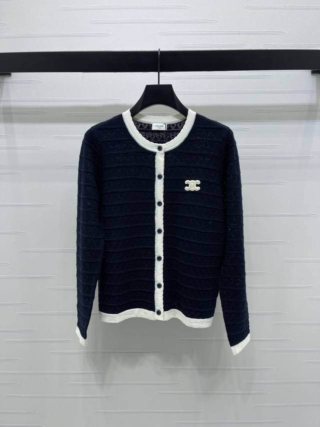 上新原单高端品质 Celin*2025秋冬最新系列！圆领菱格镂空针织开衫！定制进口羊毛针织材质 柔软舒适 通体领口撞色边条延致下摆相呼应 增添造型层次感 胸前凯