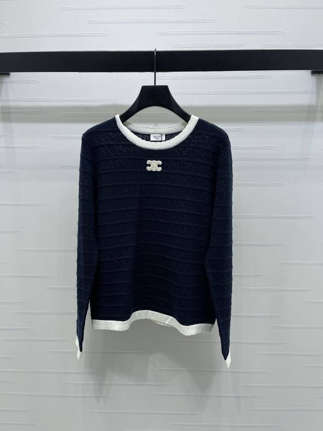 上新原单高端品质 Celin*2025秋冬最新系列！圆领菱格镂空针织长袖！定制进口羊毛针织材质 柔软舒适 通体领口撞色边条延致下摆相呼应 增添造型层次感 胸前凯