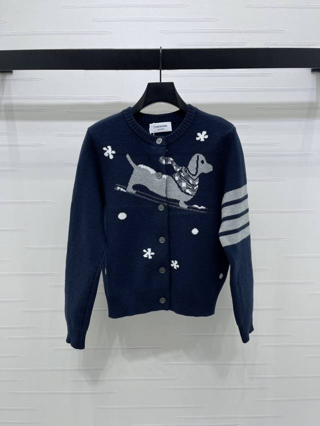 上新原单高端品质 Thom Brown* 2025秋冬最新系列！圆领长袖针织开衫！定制羊毛纱线织造 毛感清晰 细腻柔软 通体密实针织细腻凸显质感 细节满分 圆领