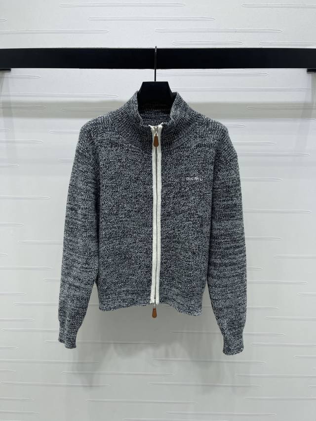 上新原单高端品质 Miumi*2025秋冬最新系列！立拉链针织长袖开衫！定制进口羊毛针织材质织造 舒适柔软 通体竖坑条针织肌理包边 配合皮质双拉链设计 增添造型