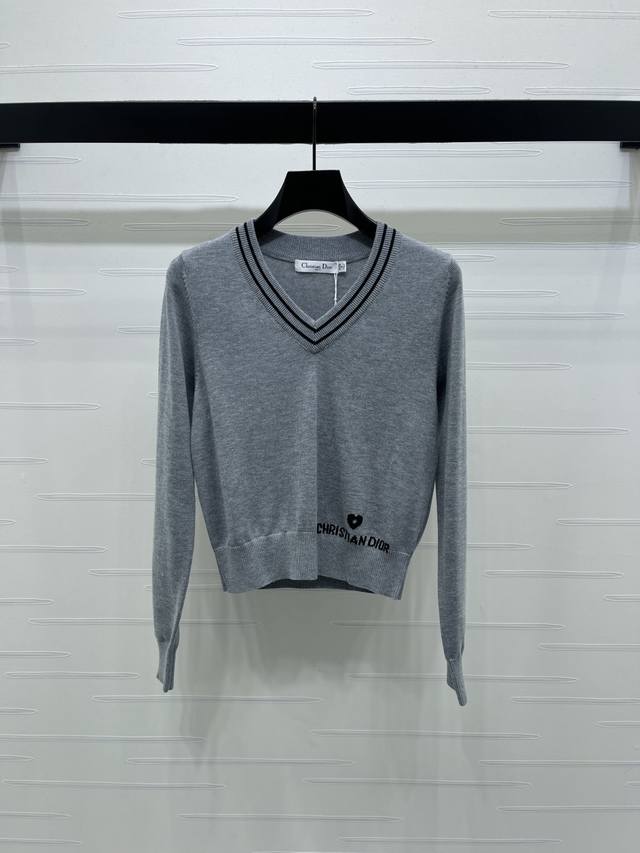 上新原单高端品质 Dio* 2025秋冬最新系列！撞色V领针织长袖毛衣！定制羊毛纱线织造 细腻光滑 柔软舒适 V领长袖毛衣剪裁 通体密实针织 领口螺纹撞色包边下